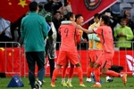 记者：今天这支国足还有一个重要特点，没一名归化，都是本土国脚