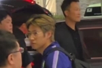 韩国球迷机场怒骂洪明甫，李刚仁站在一旁久久看向球迷若有所思